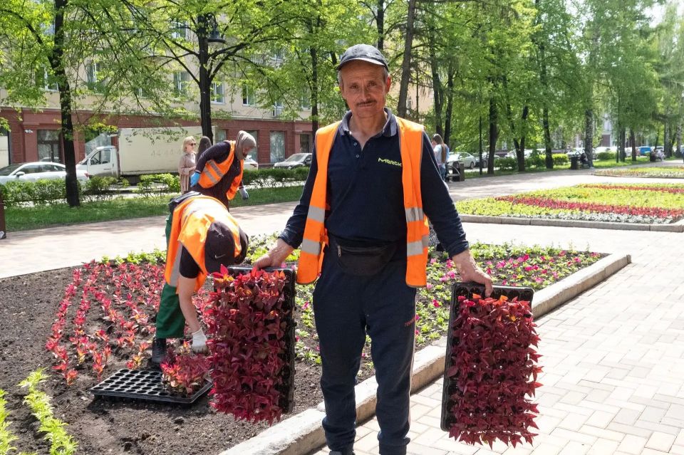 Дмитрий Анисимов: Сегодня вместе с представителями служб благоустройства прошлись по нашей центральной улице — Весенней Дмитрий Анисимов: Сегодня вместе с представителями служб благоустройства прошлись по нашей центральной улице — Весенней