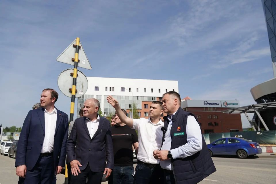 Дмитрий Анисимов: Сегодня вместе с губернатором Кузбасса Ильёй Владимировичем Середюком осмотрели ряд объектов, которые создаются на берегах Искитимки – вблизи строящегося музейного и тетрально-образовательного комплекса Дмитрий Анисимов: Сегодня вместе с губернатором Кузбасса Ильёй Владимировичем Середюком осмотрели ряд объектов, которые создаются на берегах Искитимки – вблизи строящегося музейного и тетрально-образовательного комплекса