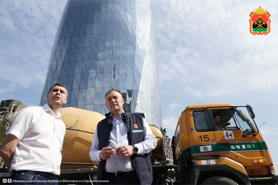 Губернатор Кузбасса Илья Середюк оценил состояние нового пешеходного моста через Искитимку и других объектов благоустройства в Кемерово Губернатор Кузбасса Илья Середюк оценил состояние нового пешеходного моста через Искитимку и других объектов благоустройства в Кемерово