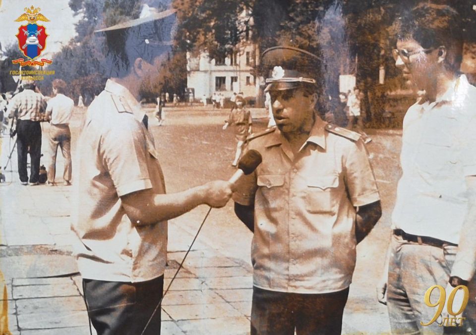 «. ». 1990 год.. На фотографии Ильясов Евгений Сабитович, старший инспектор пропаганды безопасности дорожного движения берет интервью у Криони Николая Георгиевича, начальника областной Госавтоинспекции (1989-1991 гг.)...