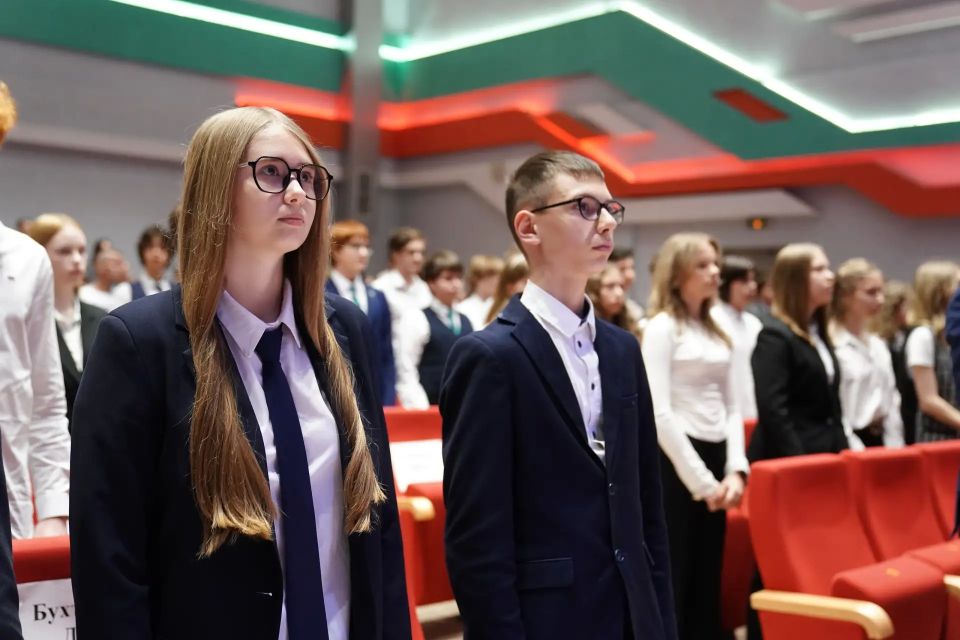 Глава города Кемерово Дмитрий Анисимов вручил муниципальные стипендии 115 школьникам Глава города Кемерово Дмитрий Анисимов вручил муниципальные стипендии 115 школьникам