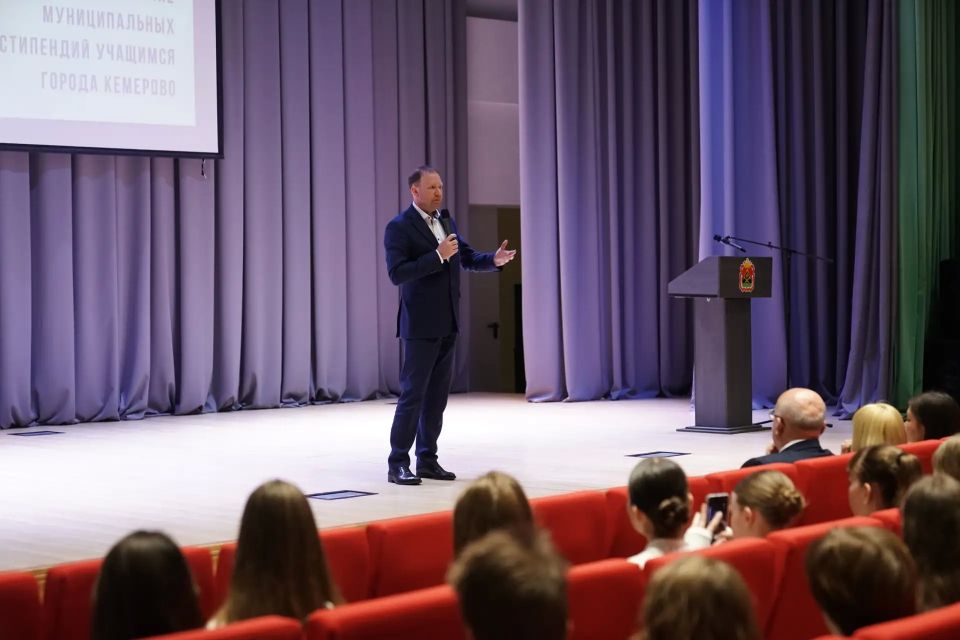 Дмитрий Анисимов: Вручил муниципальные стипендии 115 школьникам Дмитрий Анисимов: Вручил муниципальные стипендии 115 школьникам
