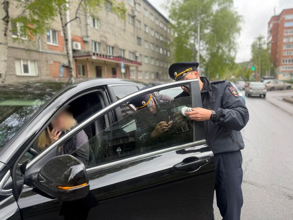 В Междуреченске сотрудники Госавтоинспекции провели рейд, направленный на борьбу с незаконной тонировкой