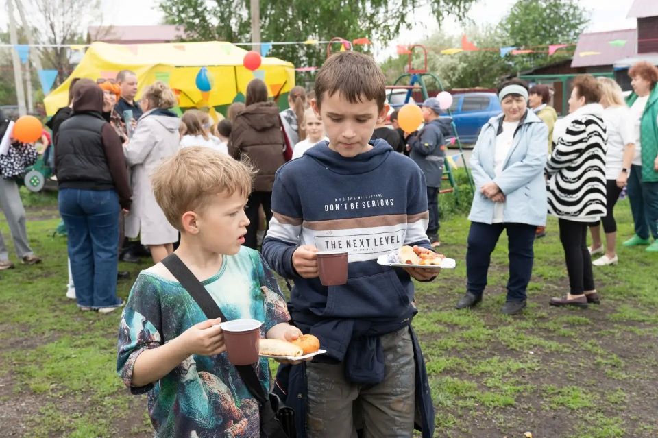 Танцы, викторины и домашняя выпечка: жители Заводского района встретили День соседей Танцы, викторины и домашняя выпечка: жители Заводского района встретили День соседей