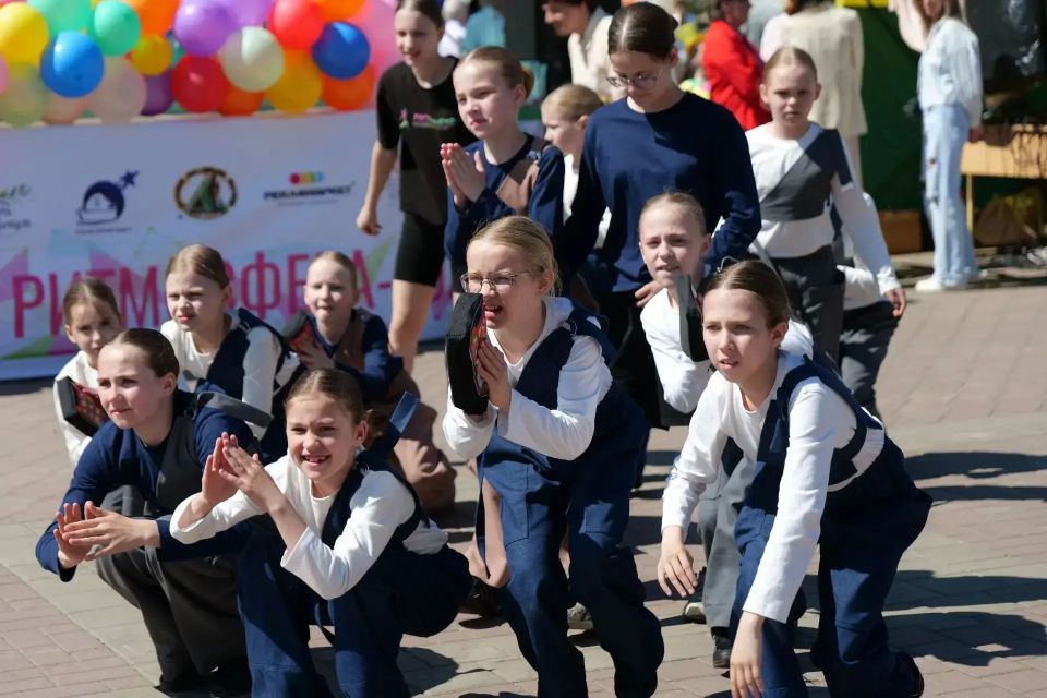 В Международный день защиты детей на улице Патриотов прошёл X фестиваль детского творчества «Ритмосфера» В Международный день защиты детей на улице Патриотов прошёл X фестиваль детского творчества «Ритмосфера»