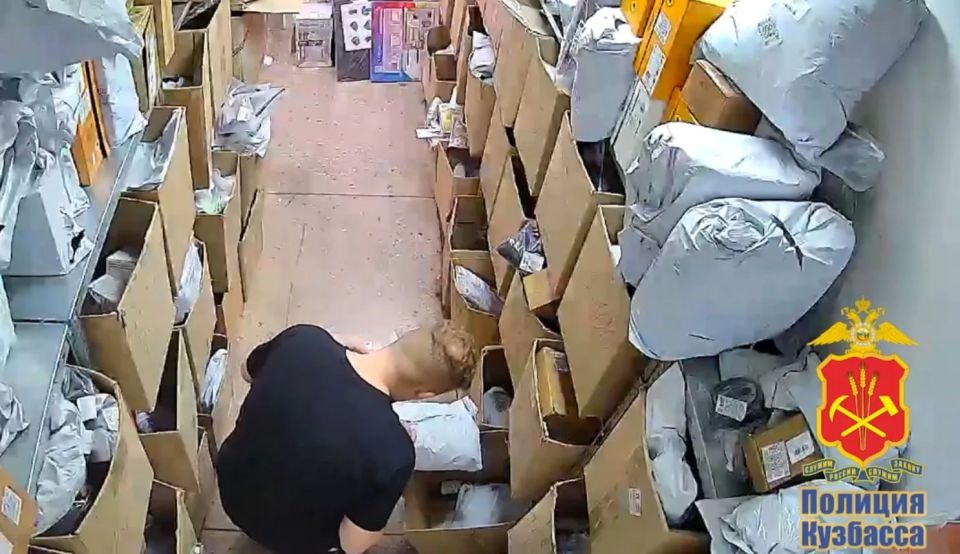 В Прокопьевске задержали работника маркетплейса за кражу товаров на 150 тысяч рублей!