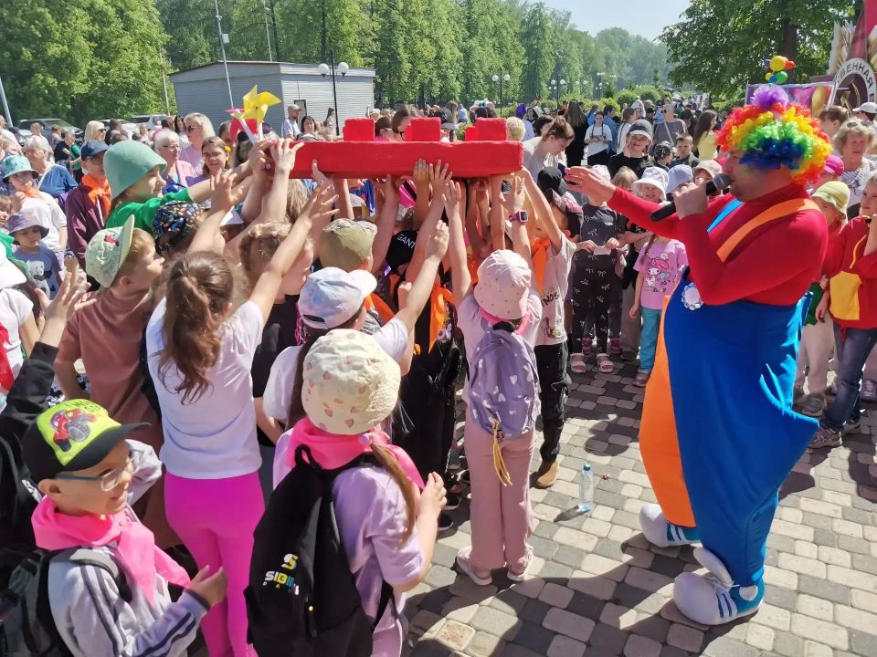 В Международный День защиты детей, первый день лета в районах Кемерова проходят уличные праздничные программы