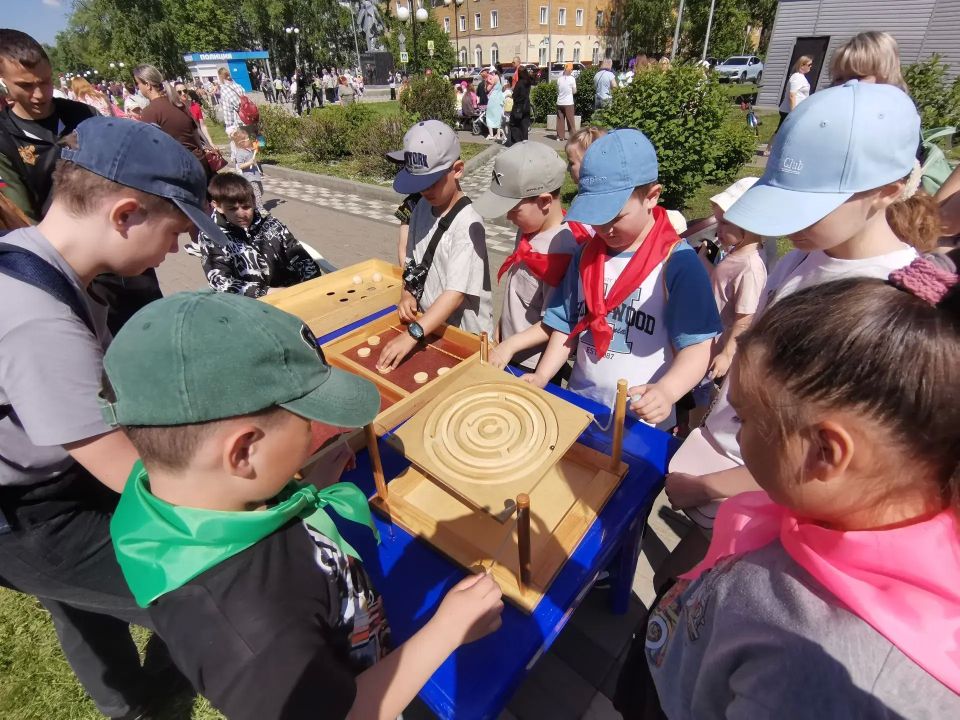 В Международный День защиты детей, первый день лета в районах Кемерова проходят уличные праздничные программы В Международный День защиты детей, первый день лета в районах Кемерова проходят уличные праздничные программы