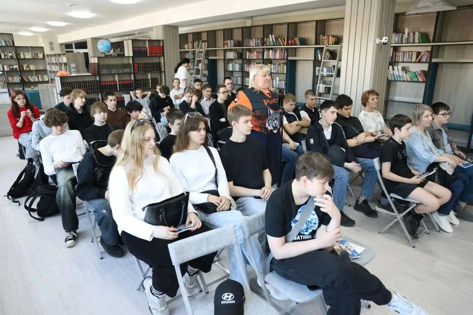 В Международный день защиты детей юные кемеровчане встретились со своим хоккейным кумиром В Международный день защиты детей юные кемеровчане встретились со своим хоккейным кумиром