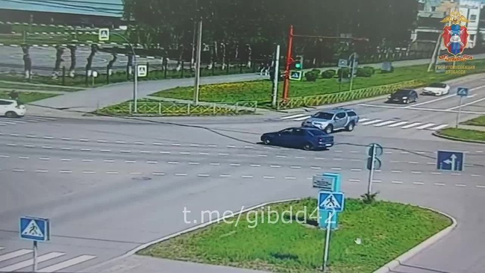 Сотрудники Госавтоинспекции Кемерова устанавливают обстоятельства ДТП, в результате которого травмы получил водитель