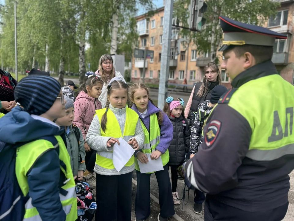 Сотрудники Госавтоинспекции Новокузнецка совместно с представителями «Родительского патруля» и ЮИД школы №81 в рамках операции «Внимание — дети!» напомнили пешеходам о правилах перехода проезжей части, а также о безопасном... Сотрудники Госавтоинспекции Новокузнецка совместно с представителями «Родительского патруля» и ЮИД школы №81 в рамках операции «Внимание — дети!» напомнили пешеходам о правилах перехода проезжей части, а также о безопасном...