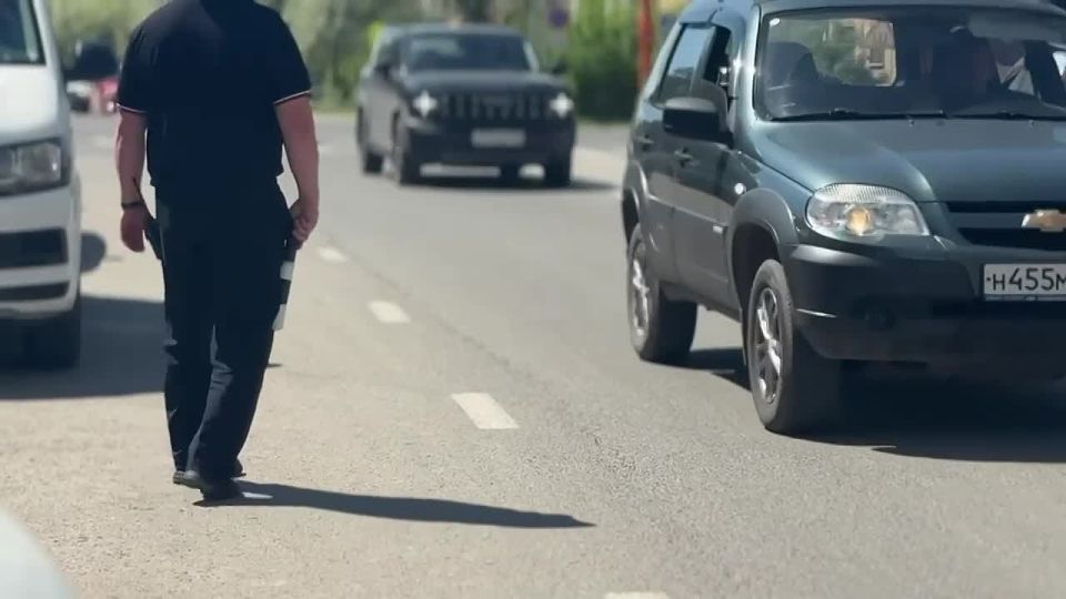 Сотрудники Госавтоинспекции города Кемерово в День защиты детей напомнили детям и их родителям о необходимости соблюдения ПДД
