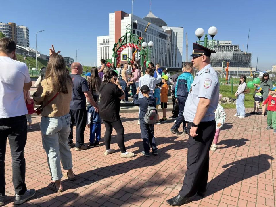 Транспортные полицейские Кузбасса обеспечили правопорядок на торжественном открытии детской железной дороги Транспортные полицейские Кузбасса обеспечили правопорядок на торжественном открытии детской железной дороги