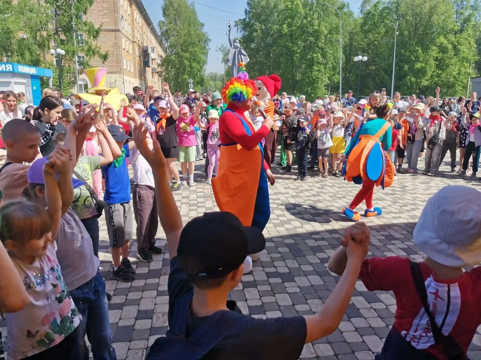 В Международный День защиты детей, первый день лета в районах Кемерова проходят уличные праздничные программы В Международный День защиты детей, первый день лета в районах Кемерова проходят уличные праздничные программы