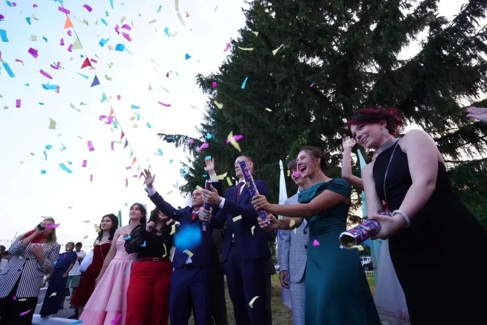 Илья Середюк: В этом году поможем собраться к выпускному 235 кузбасским одиннадцатиклассникам