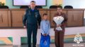 Начальник Главного управления наградил восьмилетнего героя