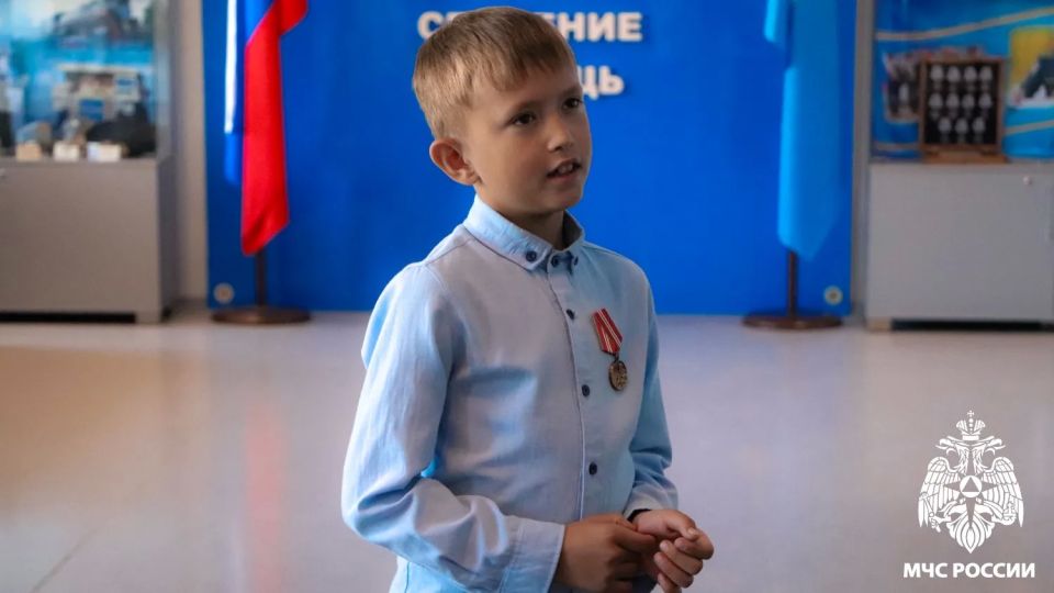 Начальник Главного управления наградил восьмилетнего героя Начальник Главного управления наградил восьмилетнего героя