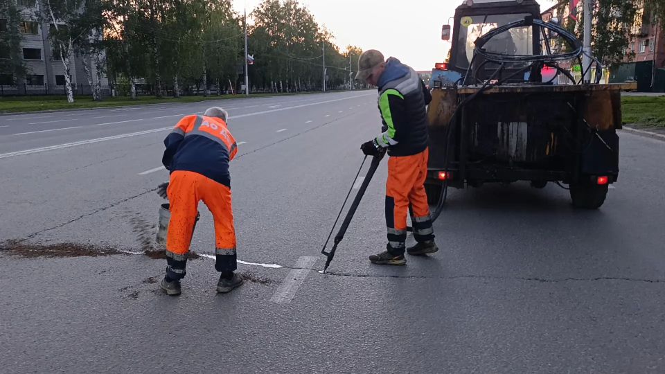 Кемеровские дорожные службы продолжают ямочный ремонт на улицах города Кемеровские дорожные службы продолжают ямочный ремонт на улицах города