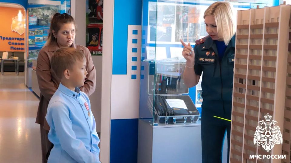В Кемерове наградили 8-летнего Назара, который спас в пожаре сестру В Кемерове наградили 8-летнего Назара, который спас в пожаре сестру
