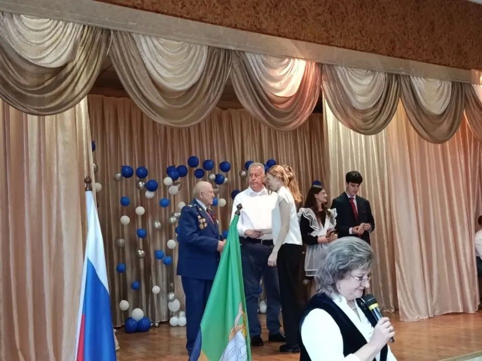 Председатель ветеранской организации прокуратуры области поздравил выпускников школы с окончанием учебного года Председатель ветеранской организации прокуратуры области поздравил выпускников школы с окончанием учебного года