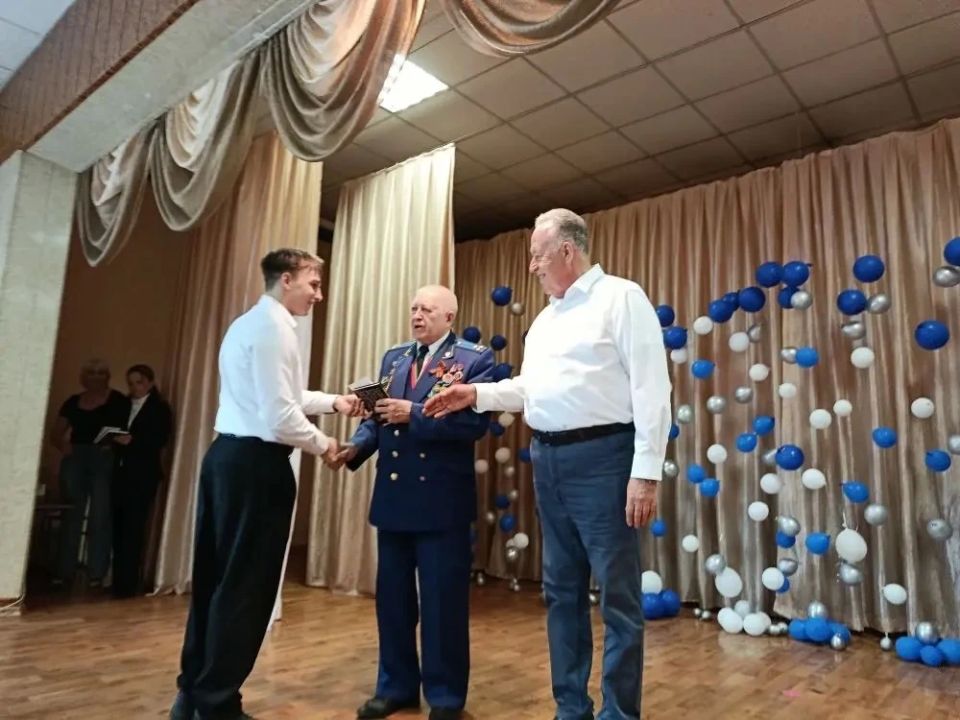 Председатель ветеранской организации прокуратуры области поздравил выпускников школы с окончанием учебного года Председатель ветеранской организации прокуратуры области поздравил выпускников школы с окончанием учебного года