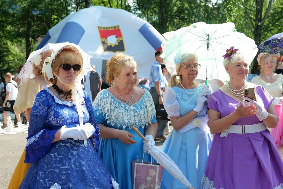 «Любимый город, Великая Россия!»: в сквере Искусств прошло торжественное мероприятие Центрального района в честь Дня России и Дня города Кемерово «Любимый город, Великая Россия!»: в сквере Искусств прошло торжественное мероприятие Центрального района в честь Дня России и Дня города Кемерово