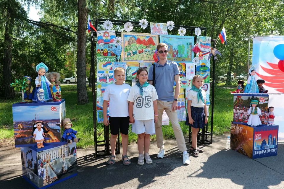 «Любимый город, Великая Россия!»: в сквере Искусств прошло торжественное мероприятие Центрального района в честь Дня России и Дня города Кемерово «Любимый город, Великая Россия!»: в сквере Искусств прошло торжественное мероприятие Центрального района в честь Дня России и Дня города Кемерово