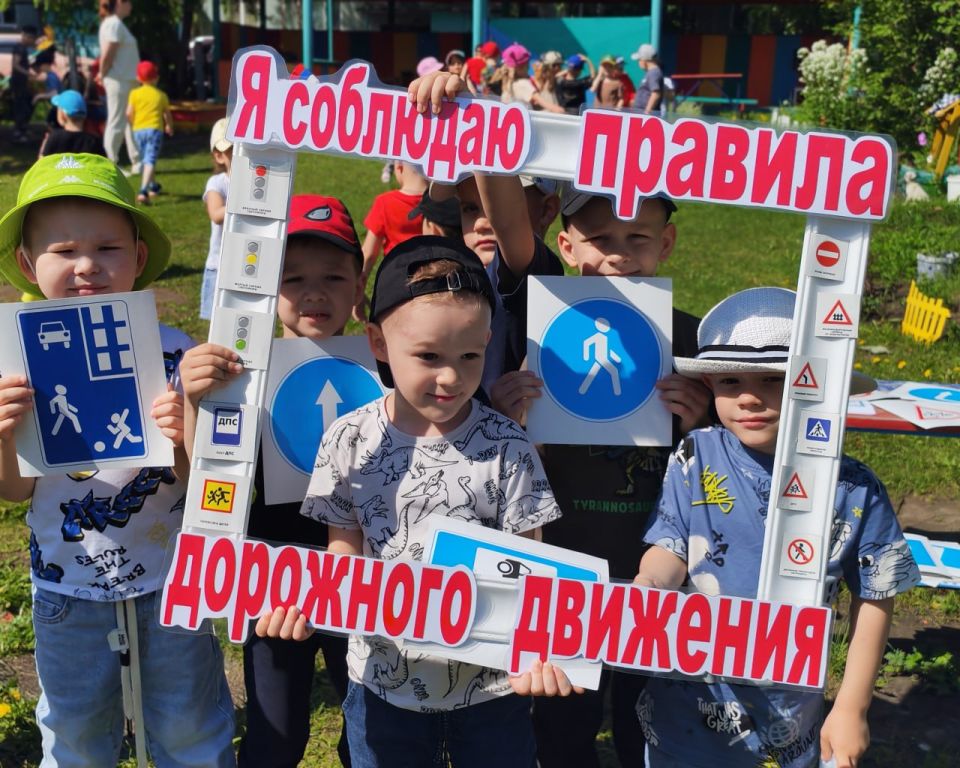 Сотрудники Юргинской Госавтоинспекции провели акцию «Дорожные знаки должен знать каждый!» с ребятами из детского сада № 41 Сотрудники Юргинской Госавтоинспекции провели акцию «Дорожные знаки должен знать каждый!» с ребятами из детского сада № 41