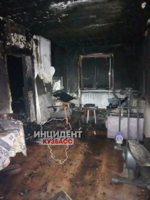 В селе Андреевка после удара молнии загорелся двухквартирный дом В селе Андреевка после удара молнии загорелся двухквартирный дом