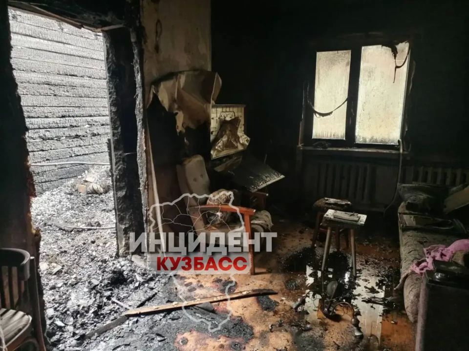 В селе Андреевка после удара молнии загорелся двухквартирный дом В селе Андреевка после удара молнии загорелся двухквартирный дом