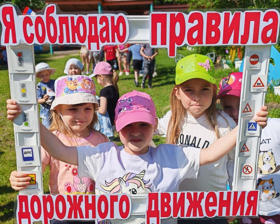 Сотрудники Юргинской Госавтоинспекции провели акцию «Дорожные знаки должен знать каждый!» с ребятами из детского сада № 41 Сотрудники Юргинской Госавтоинспекции провели акцию «Дорожные знаки должен знать каждый!» с ребятами из детского сада № 41