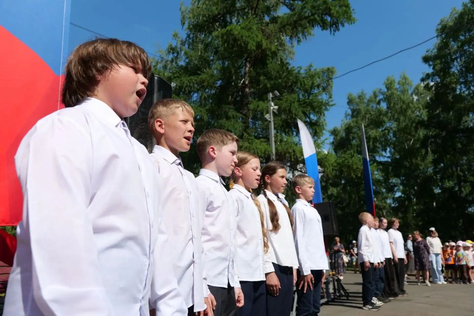 «Любимый город, Великая Россия!»: в сквере Искусств прошло торжественное мероприятие Центрального района в честь Дня России и Дня города Кемерово «Любимый город, Великая Россия!»: в сквере Искусств прошло торжественное мероприятие Центрального района в честь Дня России и Дня города Кемерово