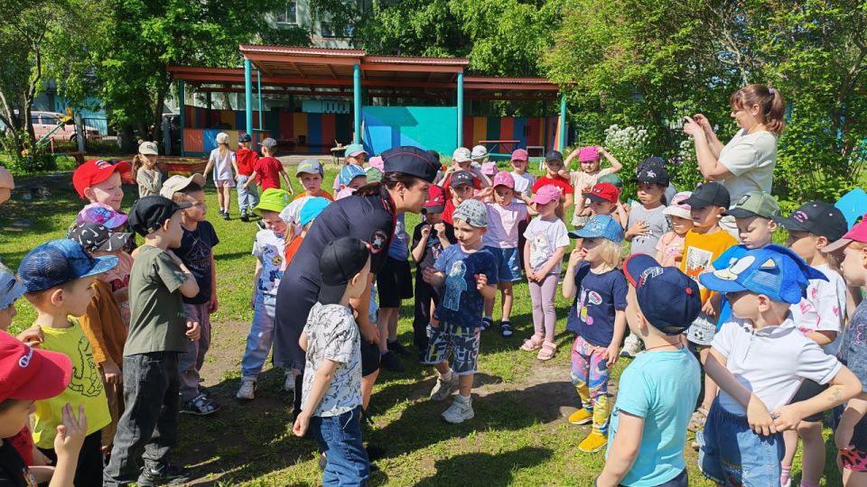 Сотрудники Юргинской Госавтоинспекции провели акцию «Дорожные знаки должен знать каждый!» с ребятами из детского сада № 41 Сотрудники Юргинской Госавтоинспекции провели акцию «Дорожные знаки должен знать каждый!» с ребятами из детского сада № 41