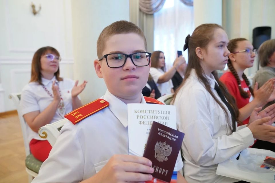 В преддверии Дня России юные кузбассовцы получают свои первые паспорта В преддверии Дня России юные кузбассовцы получают свои первые паспорта