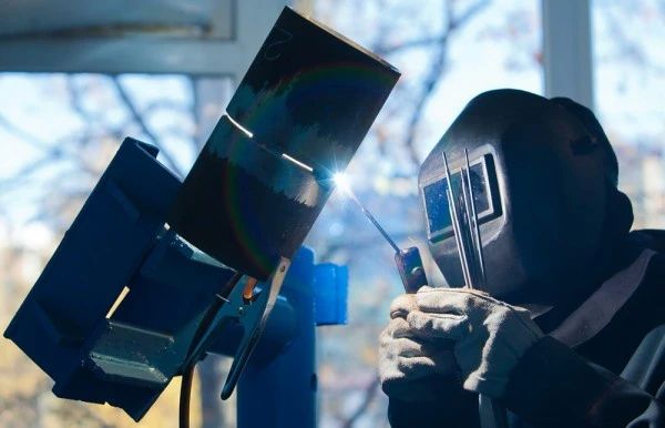 Что общего между работой сварщика и художника? Отвечает «Российской газете» Иван Генних, студент Кузбасского техникума архитектуры, геодезии и строительства Что общего между работой сварщика и художника? Отвечает «Российской газете» Иван Генних, студент Кузбасского техникума архитектуры, геодезии и строительства