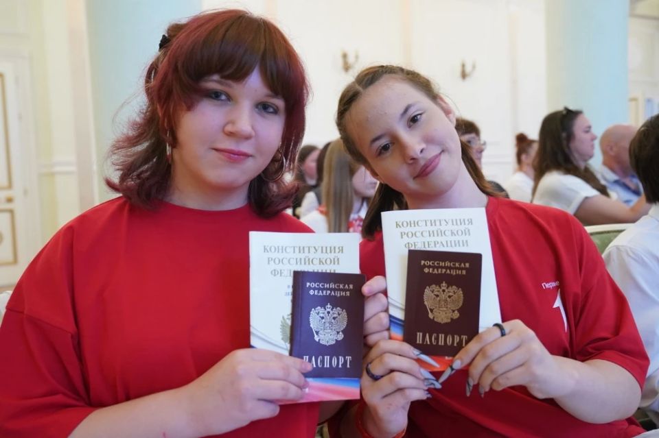 В преддверии Дня России юные кузбассовцы получают свои первые паспорта В преддверии Дня России юные кузбассовцы получают свои первые паспорта