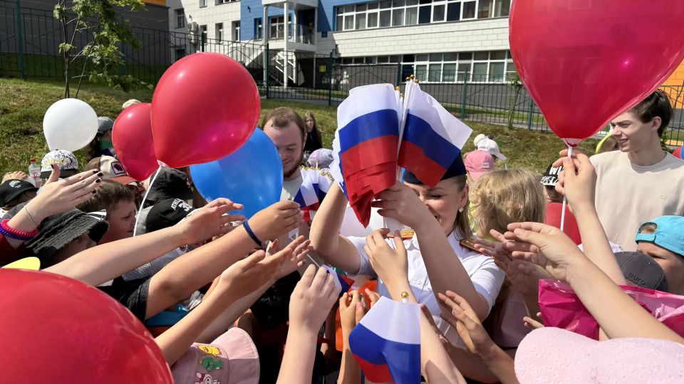 Следователи Кузбасса провели патриотическую акцию «Российский триколор» для детей Следователи Кузбасса провели патриотическую акцию «Российский триколор» для детей
