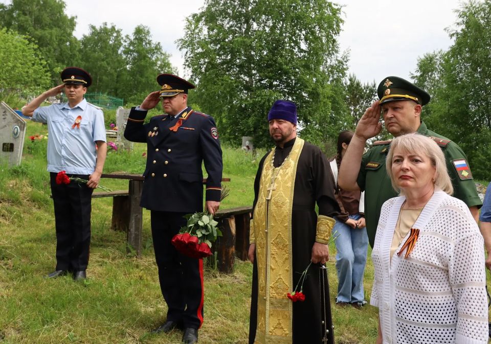 В Кемеровской области - Кузбассе прошла церемония прощания с красноармейцем, останки которого удалось вернуть на Родину благодаря взаимодействию полицейских и поисковиков В Кемеровской области - Кузбассе прошла церемония прощания с красноармейцем, останки которого удалось вернуть на Родину благодаря взаимодействию полицейских и поисковиков