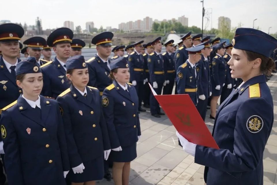 Илья Середюк: Накануне Дня России 50 молодых сотрудников ГУФСИН Кузбасса приняли присягу, поклялись верно служить стране, защищать законность и с честью исполнять свой долг Илья Середюк: Накануне Дня России 50 молодых сотрудников ГУФСИН Кузбасса приняли присягу, поклялись верно служить стране, защищать законность и с честью исполнять свой долг