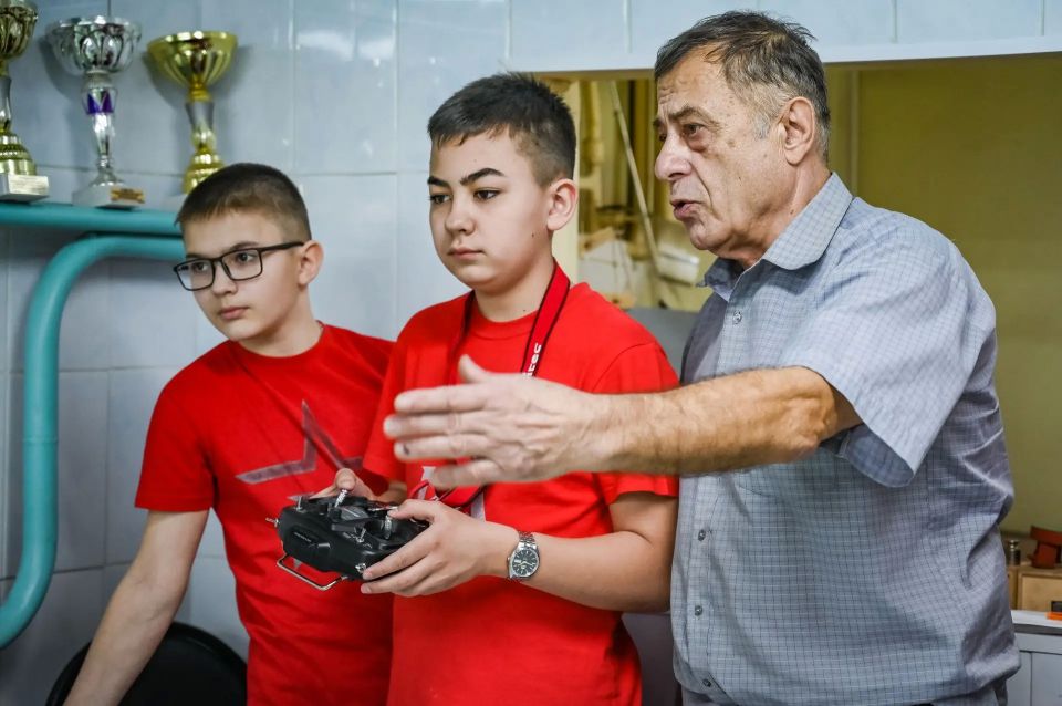Знакомимся с педагогом дополнительного образования Владиславом Ухманом Знакомимся с педагогом дополнительного образования Владиславом Ухманом