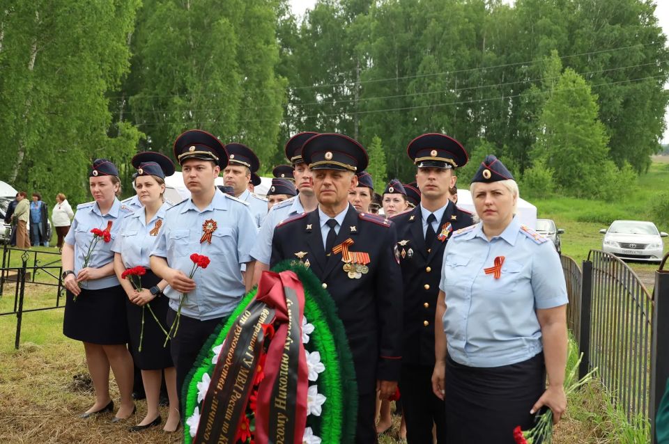 В Кемеровской области - Кузбассе прошла церемония прощания с красноармейцем, останки которого удалось вернуть на Родину благодаря взаимодействию полицейских и поисковиков В Кемеровской области - Кузбассе прошла церемония прощания с красноармейцем, останки которого удалось вернуть на Родину благодаря взаимодействию полицейских и поисковиков