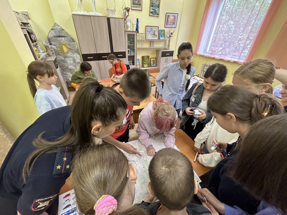 Сотрудники Госавтоинспекции Новокузнецка провели для воспитанников центра развития творчества «Уголёк» квест-игру по Правилам дорожного движения Сотрудники Госавтоинспекции Новокузнецка провели для воспитанников центра развития творчества «Уголёк» квест-игру по Правилам дорожного движения
