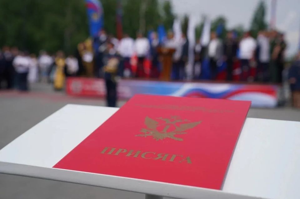 Илья Середюк: Накануне Дня России 50 молодых сотрудников ГУФСИН Кузбасса приняли присягу, поклялись верно служить стране, защищать законность и с честью исполнять свой долг Илья Середюк: Накануне Дня России 50 молодых сотрудников ГУФСИН Кузбасса приняли присягу, поклялись верно служить стране, защищать законность и с честью исполнять свой долг