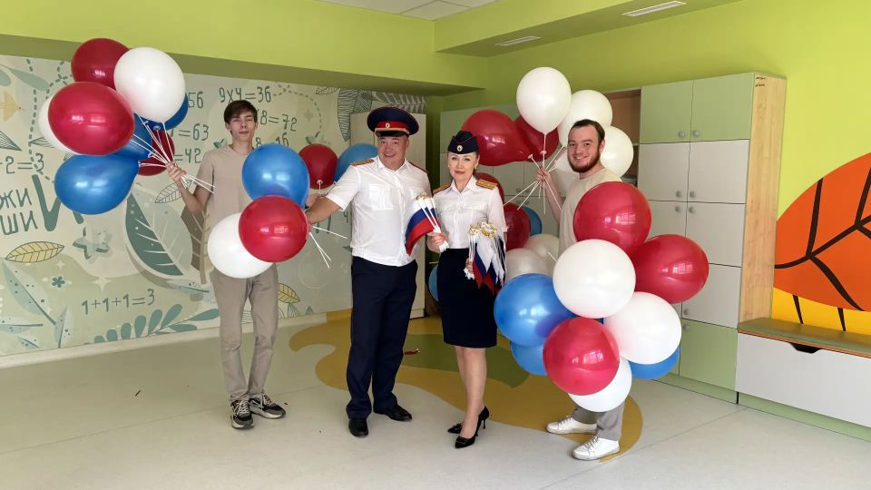 Следователи Кузбасса провели патриотическую акцию «Российский триколор» для детей Следователи Кузбасса провели патриотическую акцию «Российский триколор» для детей