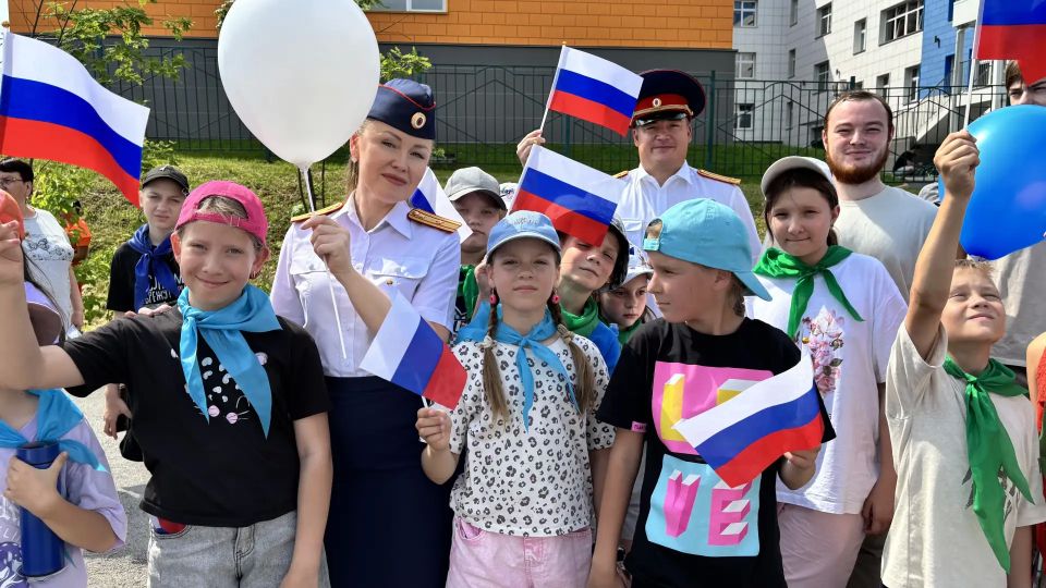 Следователи Кузбасса провели патриотическую акцию «Российский триколор» для детей Следователи Кузбасса провели патриотическую акцию «Российский триколор» для детей