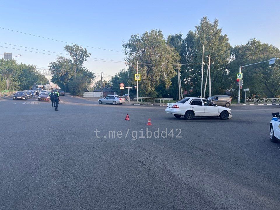 Сотрудники Госавтоинспекции Новокузнецка устанавливают обстоятельства ДТП, в результате которого был травмирован несовершеннолетний мотоциклист Сотрудники Госавтоинспекции Новокузнецка устанавливают обстоятельства ДТП, в результате которого был травмирован несовершеннолетний мотоциклист