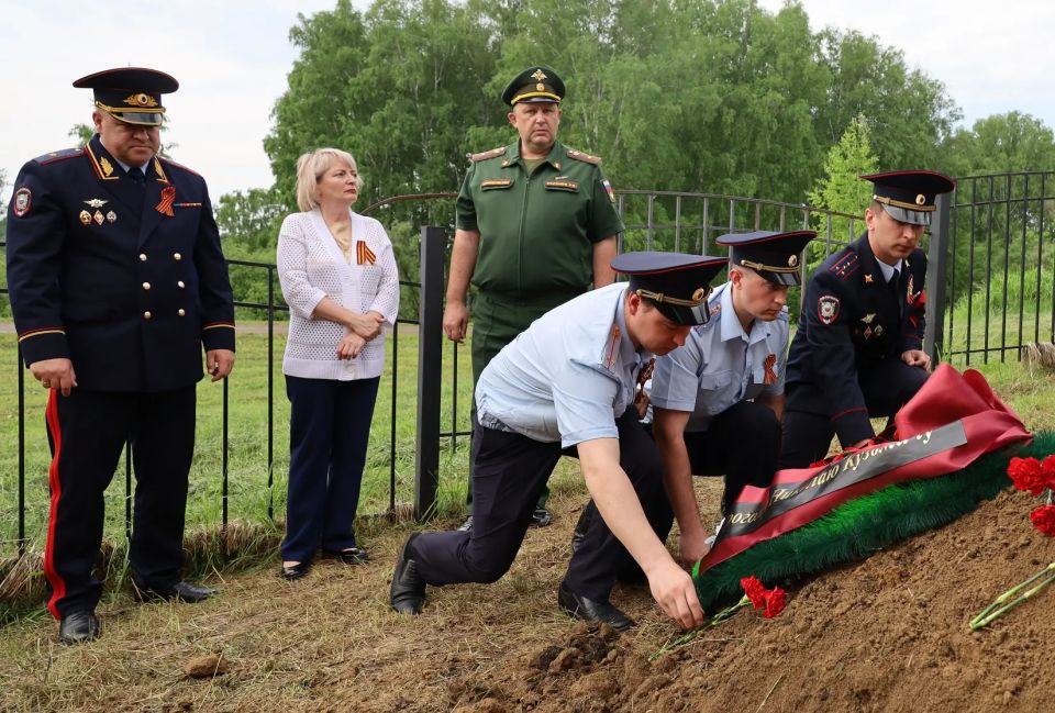 В Кемеровской области - Кузбассе прошла церемония прощания с красноармейцем, останки которого удалось вернуть на Родину благодаря взаимодействию полицейских и поисковиков В Кемеровской области - Кузбассе прошла церемония прощания с красноармейцем, останки которого удалось вернуть на Родину благодаря взаимодействию полицейских и поисковиков