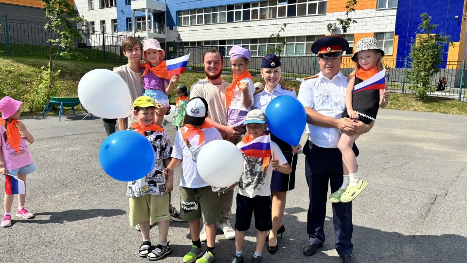 Следователи Кузбасса провели патриотическую акцию «Российский триколор» для детей Следователи Кузбасса провели патриотическую акцию «Российский триколор» для детей