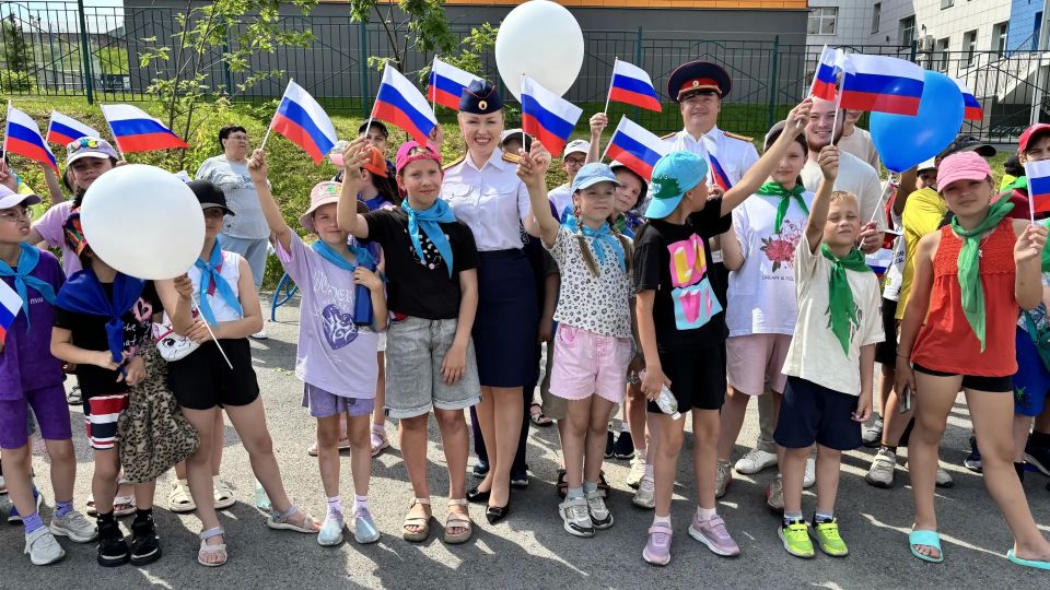 Следователи Кузбасса провели патриотическую акцию «Российский триколор» для детей Следователи Кузбасса провели патриотическую акцию «Российский триколор» для детей