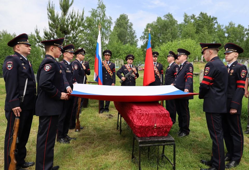 В Кемеровской области - Кузбассе прошла церемония прощания с красноармейцем, останки которого удалось вернуть на Родину благодаря взаимодействию полицейских и поисковиков В Кемеровской области - Кузбассе прошла церемония прощания с красноармейцем, останки которого удалось вернуть на Родину благодаря взаимодействию полицейских и поисковиков